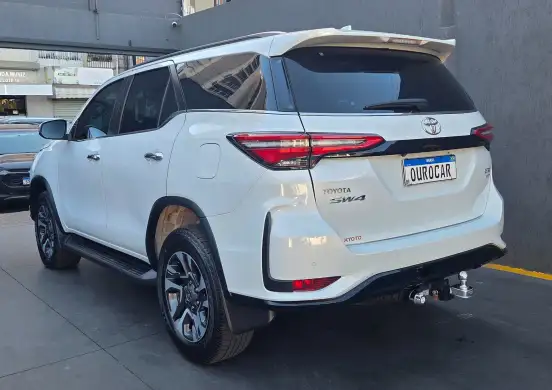 TOYOTA-HILUX SW4-2023