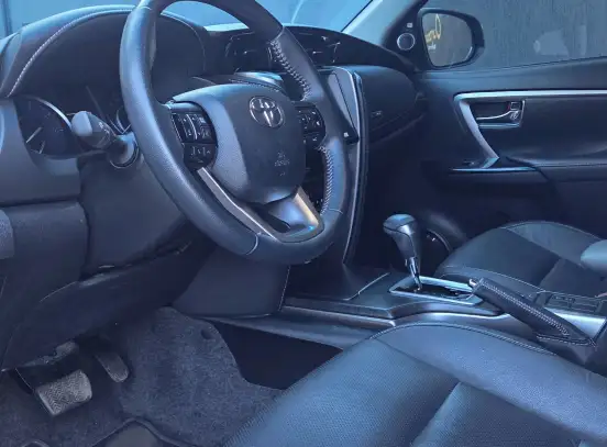 TOYOTA-HILUX SW4-2023