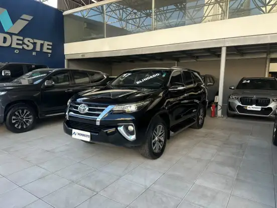 TOYOTA-HILUX SW4-2.8 SRX 4X4 7 LUGARES 16V TURBO INTERCOOLER DIESEL 4P AUTOMÁTICO TOYOTA-HILUX SW4-2017