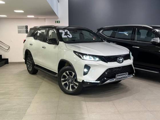 TOYOTA HILUX SW4 2.8 D-4D TURBO DIESEL DIAMOND 7L 4X4 AUTOMÁTICO