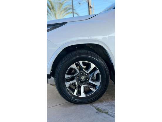 TOYOTA-HILUX SW4-2023