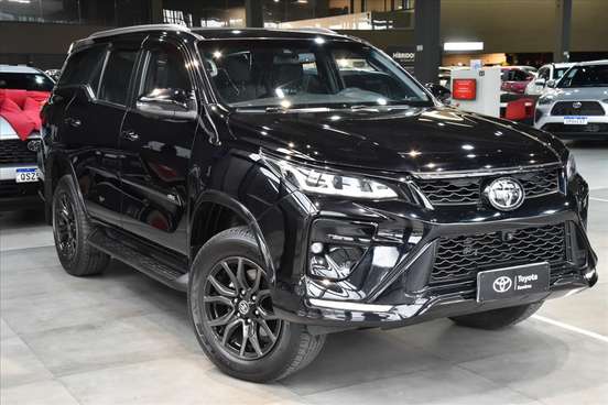 TOYOTA-HILUX SW4-2.8 D-4D TURBO DIESEL GR-S 7L 4X4 AUTOMÁTICO TOYOTA-HILUX SW4-2023