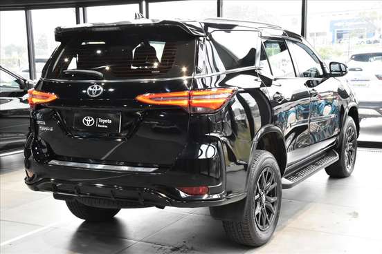 TOYOTA-HILUX SW4-2.8 D-4D TURBO DIESEL GR-S 7L 4X4 AUTOMÁTICO TOYOTA-HILUX SW4-2023