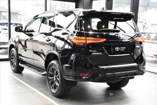 TOYOTA-HILUX SW4-2023
