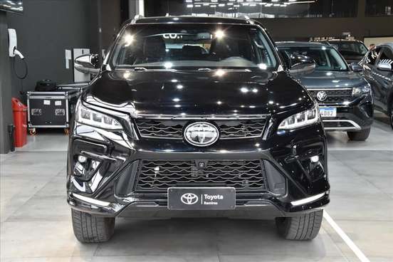 TOYOTA-HILUX SW4-2.8 D-4D TURBO DIESEL GR-S 7L 4X4 AUTOMÁTICO TOYOTA-HILUX SW4-2023