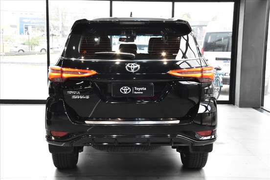 TOYOTA-HILUX SW4-2.8 D-4D TURBO DIESEL GR-S 7L 4X4 AUTOMÁTICO TOYOTA-HILUX SW4-2023