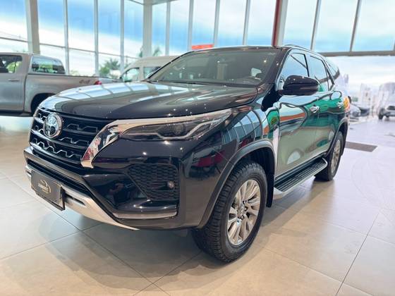 TOYOTA HILUX SW4 2.8 D-4D TURBO DIESEL SRX 4X4 AUTOMÁTICO
