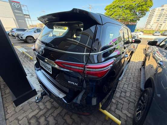 TOYOTA-HILUX SW4-2023