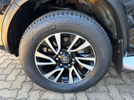 TOYOTA-HILUX SW4-2.8 D-4D TURBO DIESEL SRX 7L 4X4 AUTOMÁTICO TOYOTA-HILUX SW4-2023