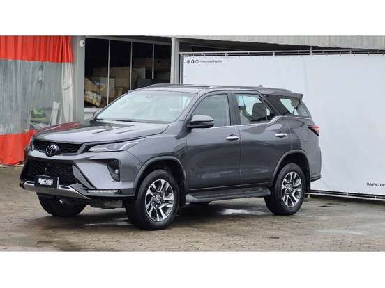 TOYOTA-HILUX SW4-2025