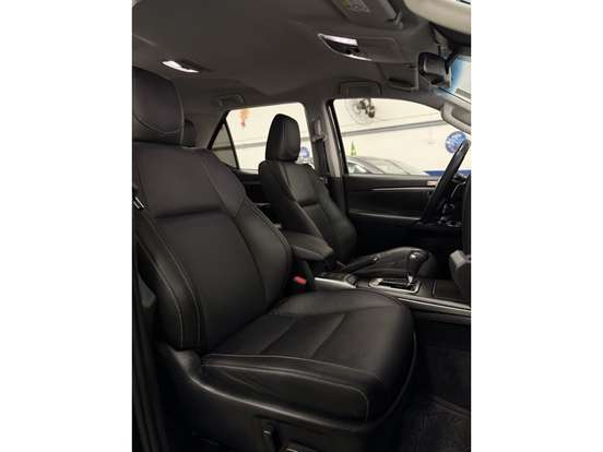 TOYOTA-HILUX SW4-2024