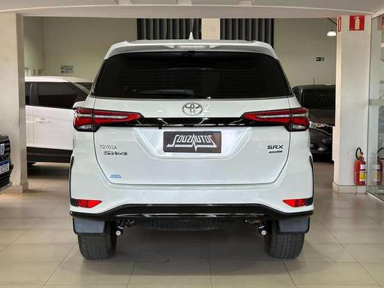 TOYOTA-HILUX SW4-2025