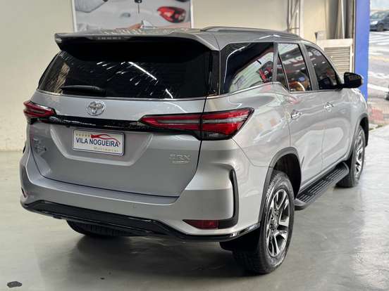 TOYOTA-HILUX SW4-2025