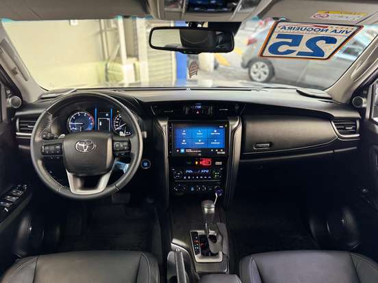 TOYOTA-HILUX SW4-2025