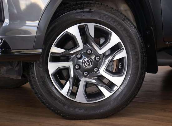 TOYOTA-HILUX SW4-2.8 D-4D TURBO DIESEL SRX PLATINUM 7L 4X4 AUTOMÁTICO TOYOTA-HILUX SW4-2023