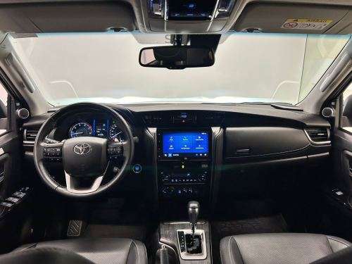 TOYOTA-HILUX SW4-2025