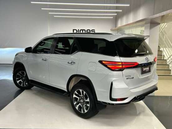 TOYOTA-HILUX SW4-2.8 D-4D TURBO DIESEL SRX PLATINUM 7L 4X4 AUTOMÁTICO TOYOTA-HILUX SW4-2025
