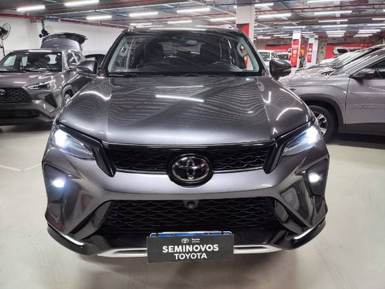 TOYOTA HILUX SW4 2.8 D-4D TURBO DIESEL SRX PLATINUM 7L 4X4 AUTOMÁTICO