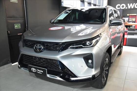 TOYOTA HILUX SW4 2.8 D-4D TURBO DIESEL SRX PLATINUM 7L 4X4 AUTOMÁTICO