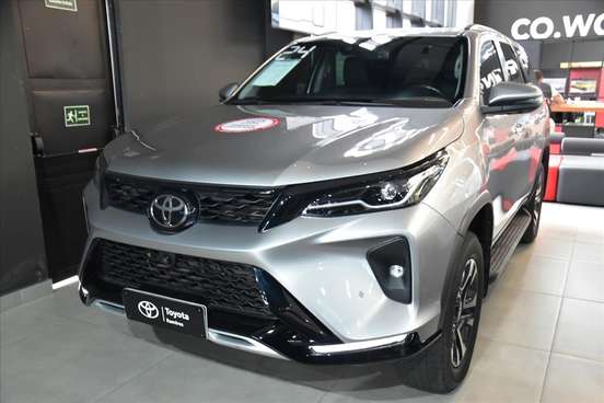 TOYOTA-HILUX SW4-2024