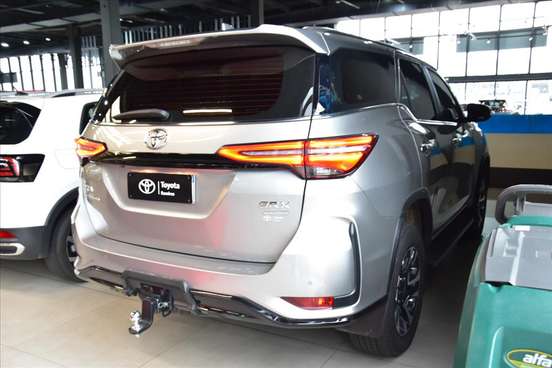 TOYOTA-HILUX SW4-2024