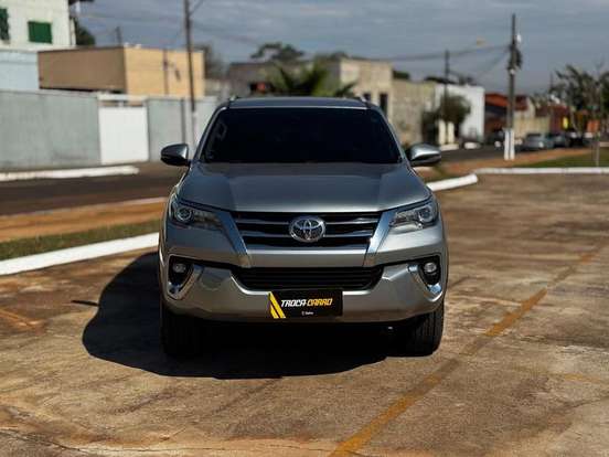 TOYOTA-HILUX SW4-2.8 SRX 4X4 7 LUGARES 16V TURBO INTERCOOLER DIESEL 4P AUTOMÁTICO TOYOTA-HILUX SW4-2017