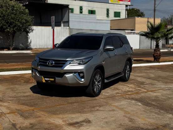 TOYOTA-HILUX SW4-2.8 SRX 4X4 7 LUGARES 16V TURBO INTERCOOLER DIESEL 4P AUTOMÁTICO TOYOTA-HILUX SW4-2017