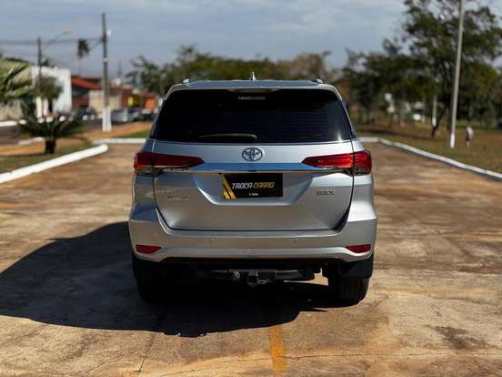 TOYOTA-HILUX SW4-2017