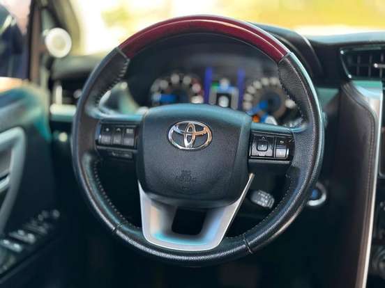 TOYOTA-HILUX SW4-2.8 SRX 4X4 7 LUGARES 16V TURBO INTERCOOLER DIESEL 4P AUTOMÁTICO TOYOTA-HILUX SW4-2017
