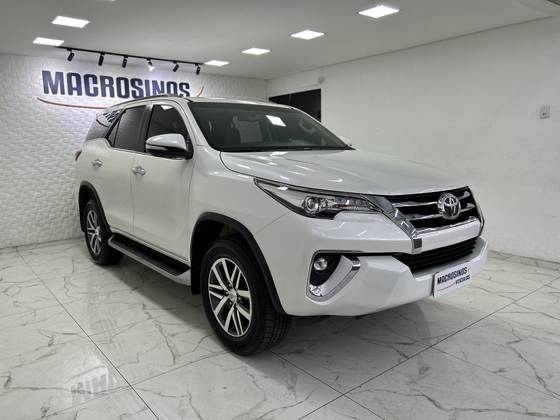 TOYOTA HILUX SW4 2.8 SRX 4X4 7 LUGARES 16V TURBO INTERCOOLER DIESEL 4P AUTOMÁTICO