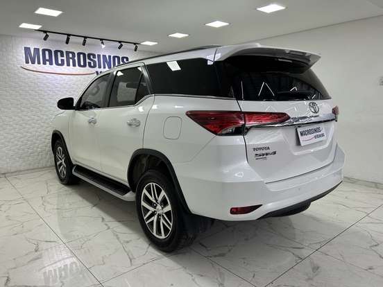 TOYOTA-HILUX SW4-2.8 SRX 4X4 7 LUGARES 16V TURBO INTERCOOLER DIESEL 4P AUTOMÁTICO TOYOTA-HILUX SW4-2018
