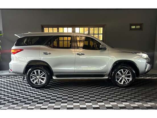 TOYOTA-HILUX SW4-2.8 SRX 4X4 7 LUGARES 16V TURBO INTERCOOLER DIESEL 4P AUTOMÁTICO TOYOTA-HILUX SW4-2019