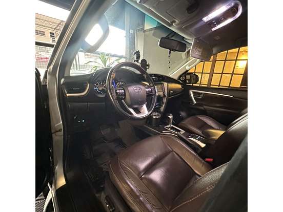 TOYOTA-HILUX SW4-2.8 SRX 4X4 7 LUGARES 16V TURBO INTERCOOLER DIESEL 4P AUTOMÁTICO TOYOTA-HILUX SW4-2019
