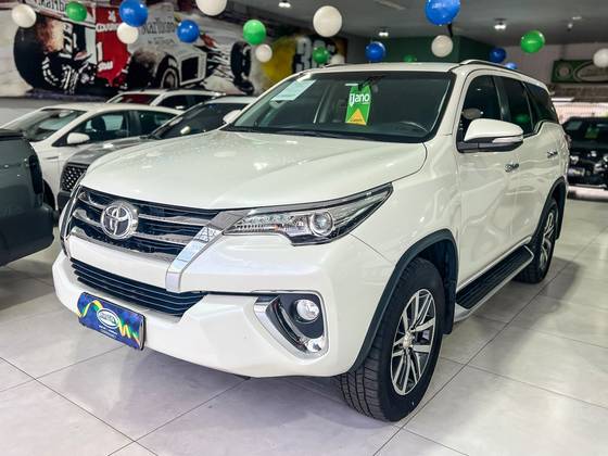 TOYOTA HILUX SW4 2.8 SRX 4X4 7 LUGARES 16V TURBO INTERCOOLER DIESEL 4P AUTOMÁTICO