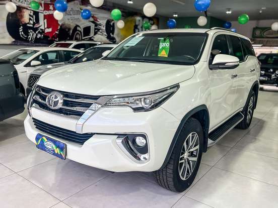 TOYOTA-HILUX SW4-2.8 SRX 4X4 7 LUGARES 16V TURBO INTERCOOLER DIESEL 4P AUTOMÁTICO TOYOTA-HILUX SW4-2017