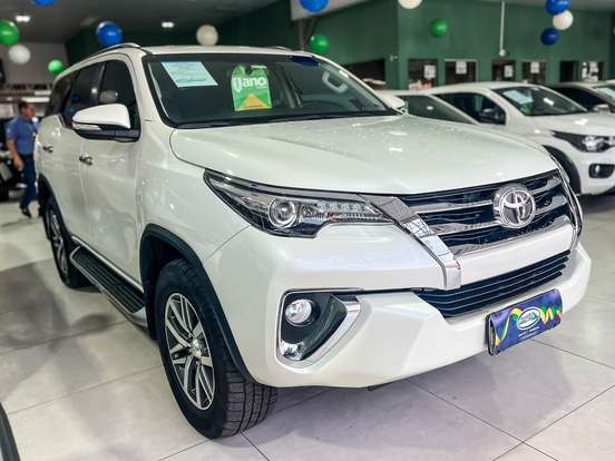 TOYOTA-HILUX SW4-2.8 SRX 4X4 7 LUGARES 16V TURBO INTERCOOLER DIESEL 4P AUTOMÁTICO TOYOTA-HILUX SW4-2017