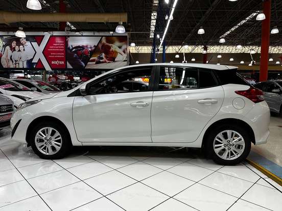 TOYOTA-YARIS-2019