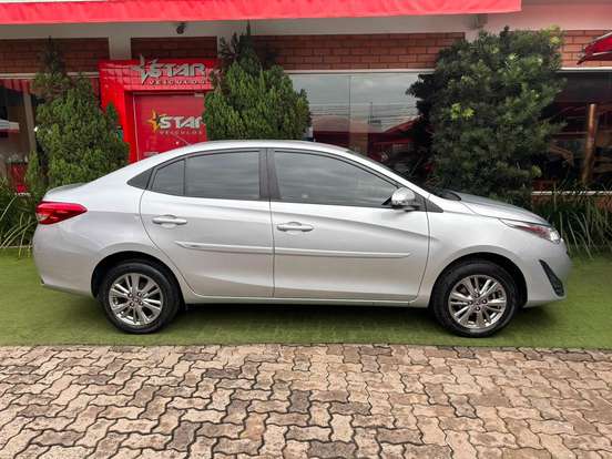 TOYOTA-YARIS-2021