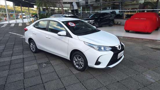 TOYOTA-YARIS-2023