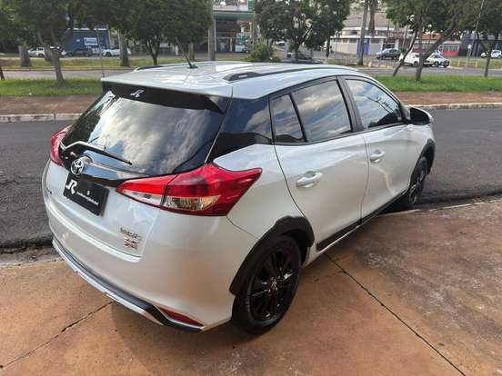 TOYOTA-YARIS-2019