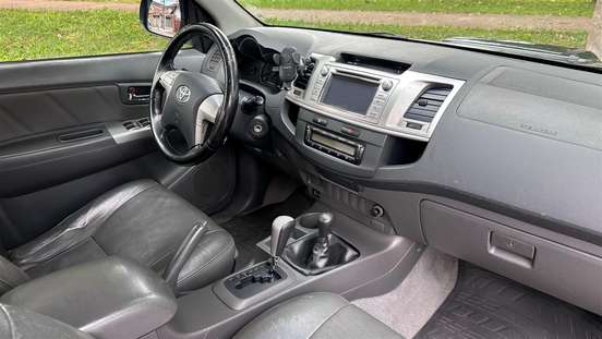 TOYOTA-HILUX-2011