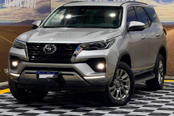 TOYOTA HILUX SW4 2.8 D-4D TURBO DIESEL SRX 4X4 AUTOMÁTICO