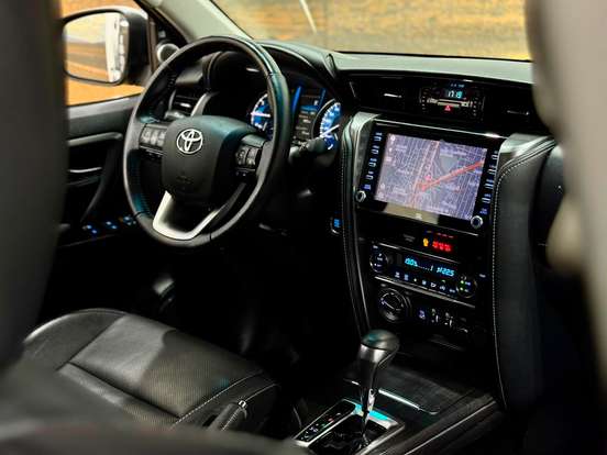 TOYOTA-HILUX SW4-2022