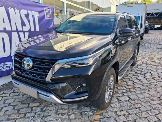 TOYOTA HILUX SW4 2.8 D-4D TURBO DIESEL SRX 7L 4X4 AUTOMÁTICO