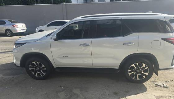 TOYOTA HILUX SW4 2.8 D-4D TURBO DIESEL SRX PLATINUM 4X4 AUTOMÁTICO