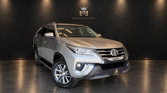 TOYOTA HILUX SW4 2.8 SRX 4X4 7 LUGARES 16V TURBO INTERCOOLER DIESEL 4P AUTOMÁTICO