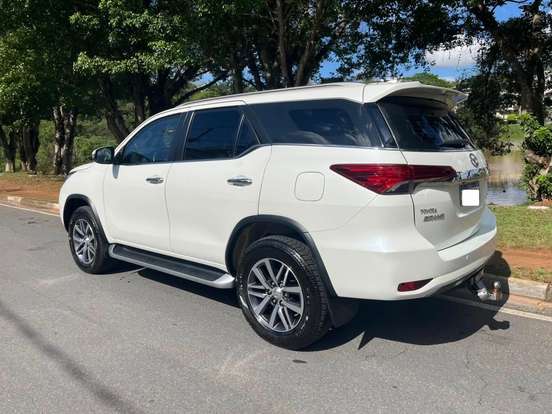 TOYOTA-HILUX SW4-2.8 SRX 4X4 7 LUGARES 16V TURBO INTERCOOLER DIESEL 4P AUTOMÁTICO TOYOTA-HILUX SW4-2019