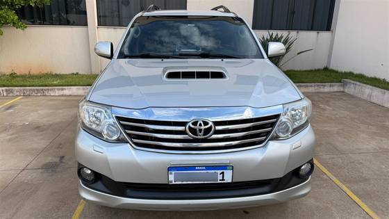 TOYOTA HILUX SW4 3.0 SR 4X4 16V TURBO INTERCOOLER DIESEL 4P AUTOMÁTICO