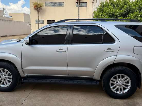 TOYOTA-HILUX SW4-3.0 SR 4X4 16V TURBO INTERCOOLER DIESEL 4P AUTOMÁTICO TOYOTA-HILUX SW4-2013