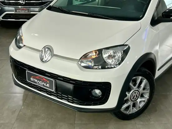 VOLKSWAGEN-CROSS UP-2015